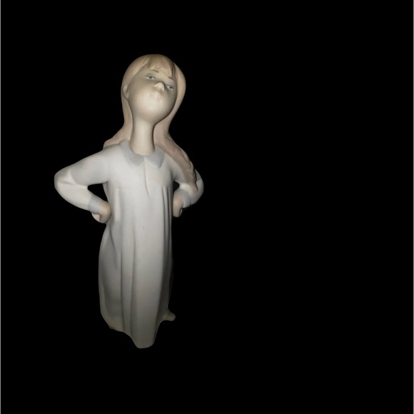 LLADRO #4872 Girl in Nightgown - Picture 2 of 8